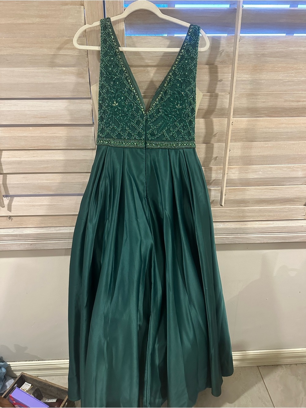 Elegant Deep Green Beaded V-Neck Evening Dress